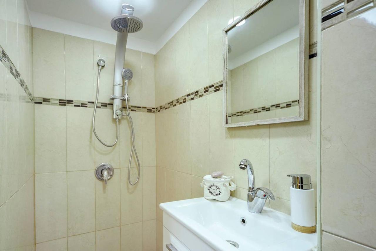 Authentic One Bedroom Apartment In City Center Jeruzsálem Kültér fotó
