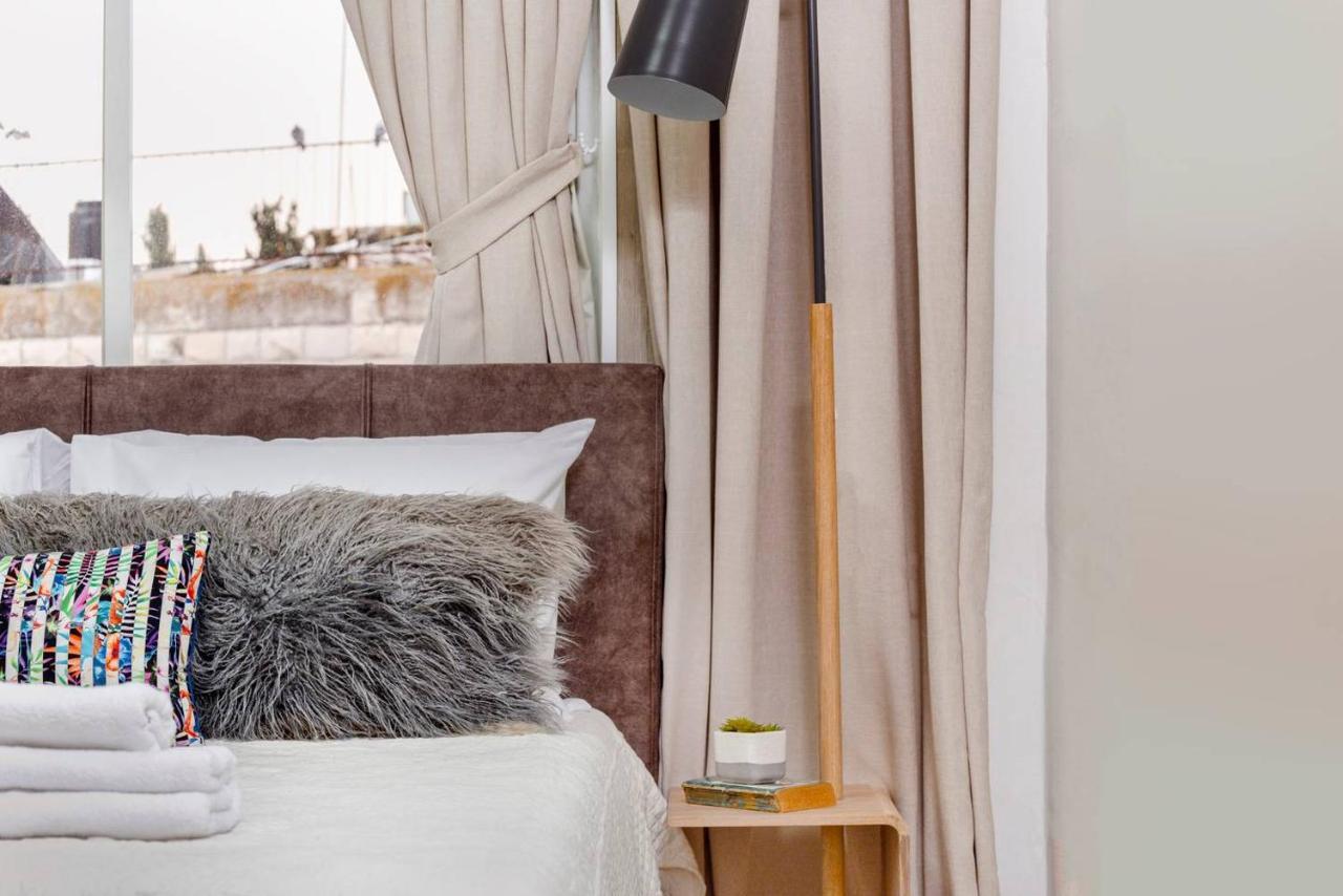 Authentic One Bedroom Apartment In City Center Jeruzsálem Kültér fotó